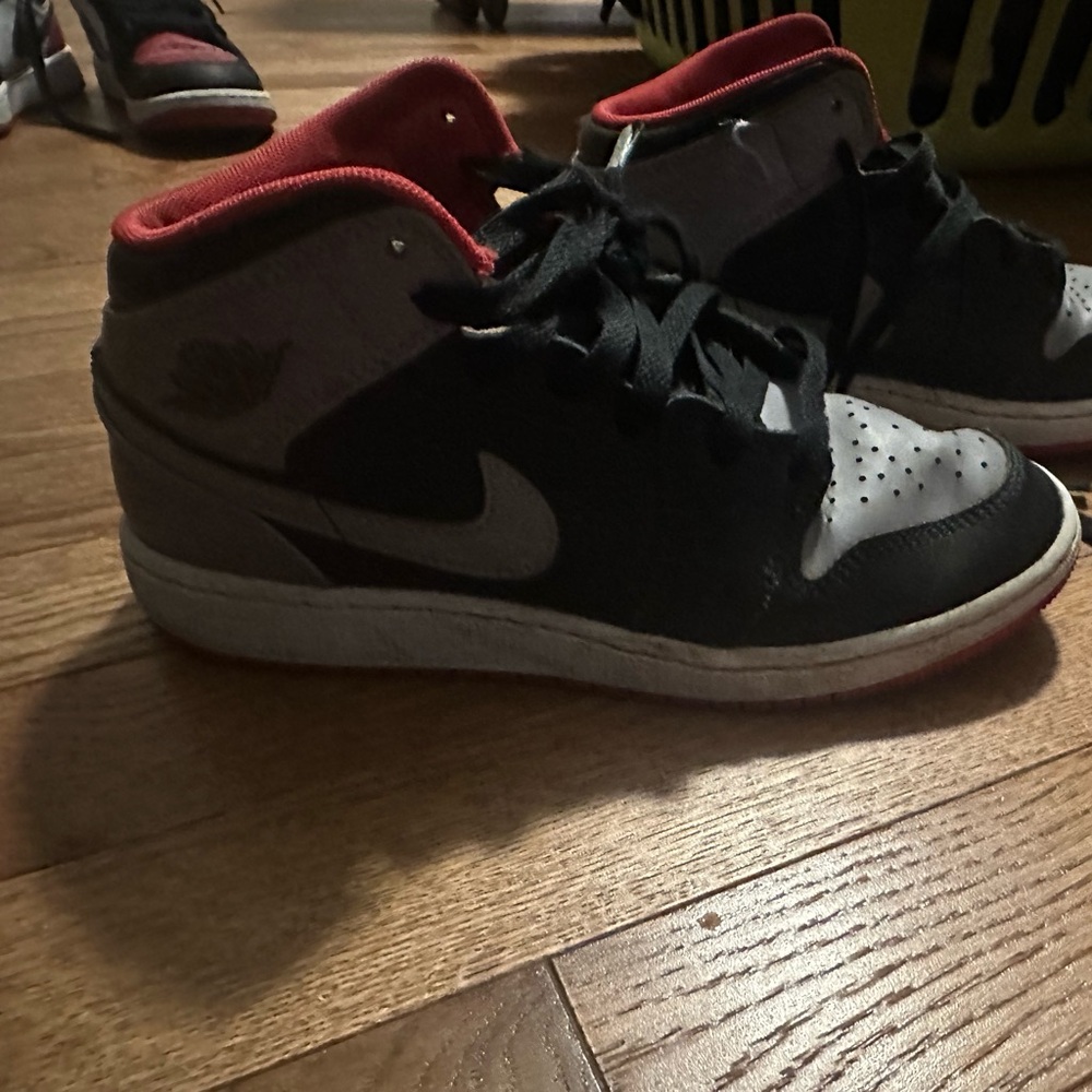 Boys Jordan 1 Mid